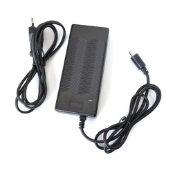 Laddare för det interna batteriet i Navee V40 elscooter  - 1 Laddare för det interna batteriet i Navee V40 elscooter
Batteriladd